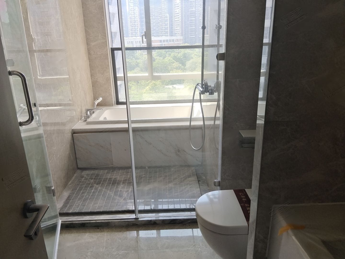世茂深港國際中心3室1廳出租租金1.2萬元/月