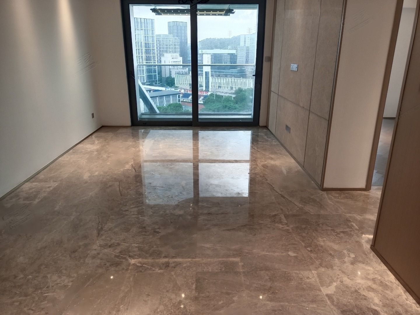 世茂深港國際中心2室2廳出租租金8200元/月