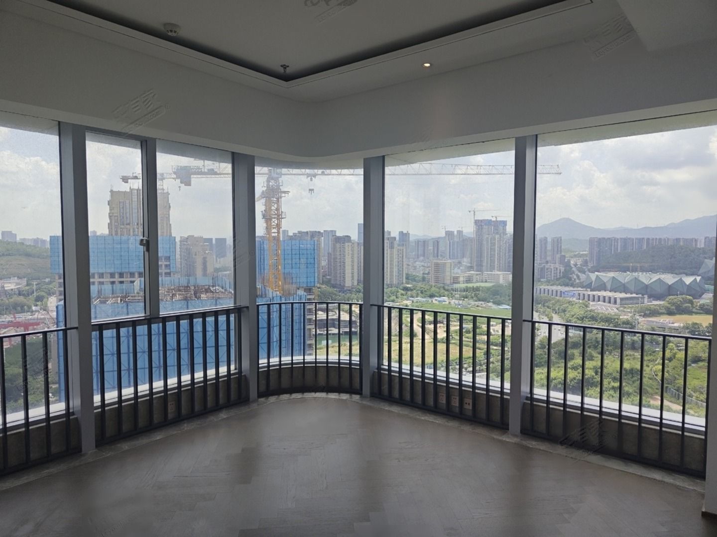 世茂深港國際中心3室2廳出租租金1.1萬元/月