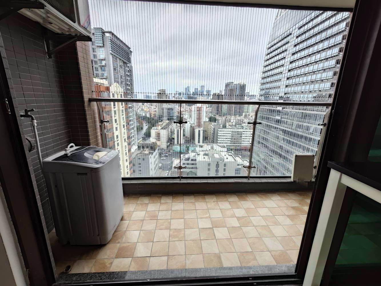 向南瑞峰花園1室1廳出租租金5200元/月